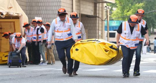 8일 오후 서울 중구 국립중앙의료원에서 열린 보건의료 위기대응 훈련에서 직원들이 현장응급의료소를 설치하고 있다.